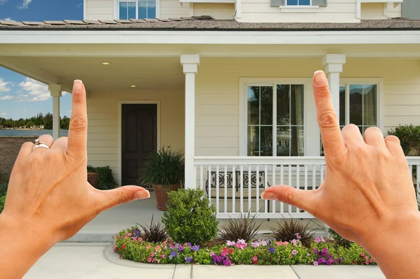 Mãos femininas enquadrando bela casa — Fotografia de Stock
