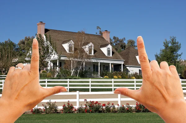 Las manos femeninas enmarcando hermosa casa — Foto de Stock