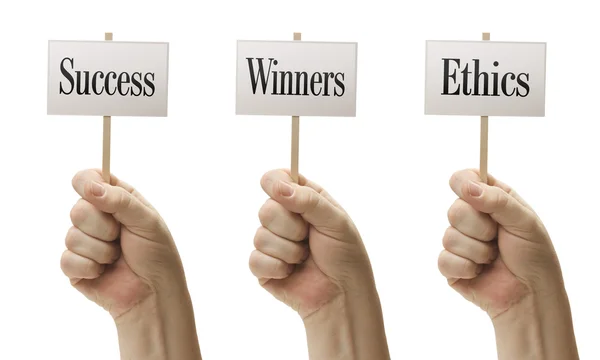 Три знака в кулаках, говорящих об успехе, победителях и этике — стоковое фото