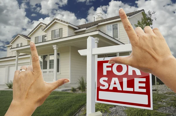 Ręce, oprawy do sprzedaży nieruchomości znak i nowy dom — Zdjęcie stockowe