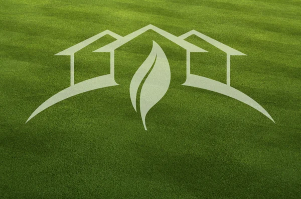 Zielony dom widmo nad świeże cięcia trawy — Zdjęcie stockowe