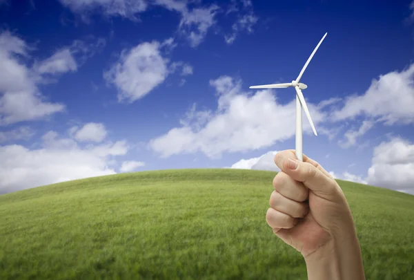 Mužské pěsti drží Větrná turbína mimo s louky — Stock fotografie