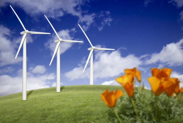 Turbinas eólicas contra céu dramático e papoilas da Califórnia — Fotografia de Stock