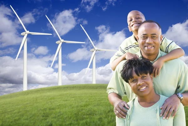 Família afro-americana feliz e turbina eólica — Fotografia de Stock