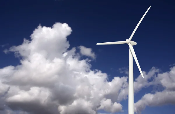 Turbina do vento sobre céu dramático e nuvens — Fotografia de Stock