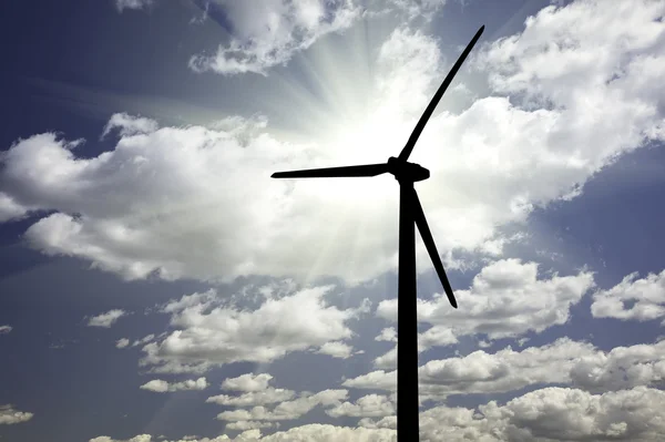 Силуэт ветровой турбины над драматическим небом — стоковое фото