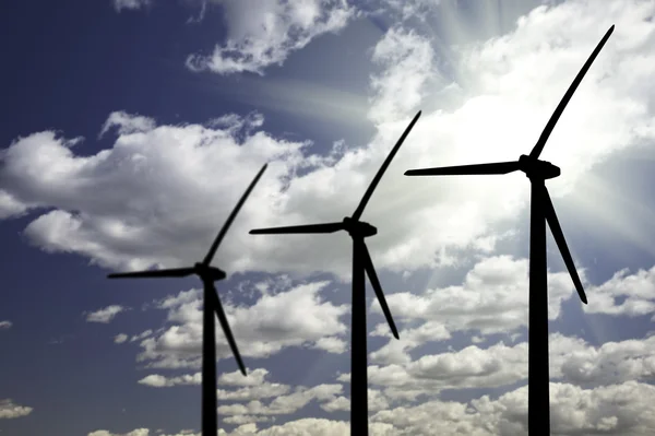 Turbinas eólicas silhuetas sobre céu dramático — Fotografia de Stock