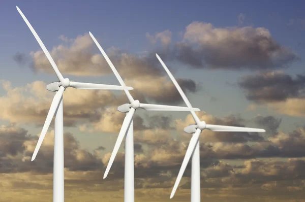 Tři větrné turbíny nad dramatické modrá obloha — Stock fotografie