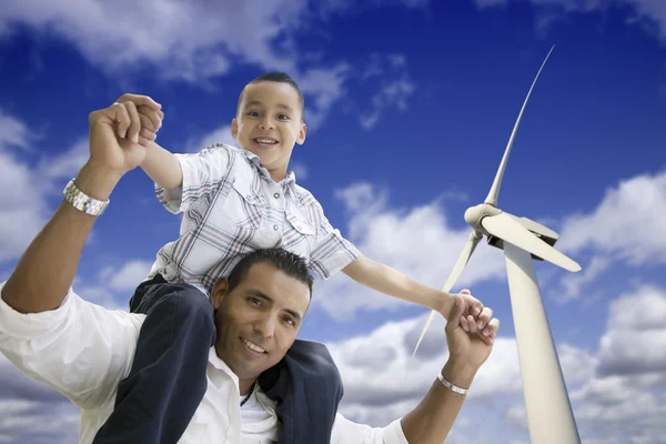 快乐的西班牙裔父亲和儿子与风力发电机组 — 图库照片