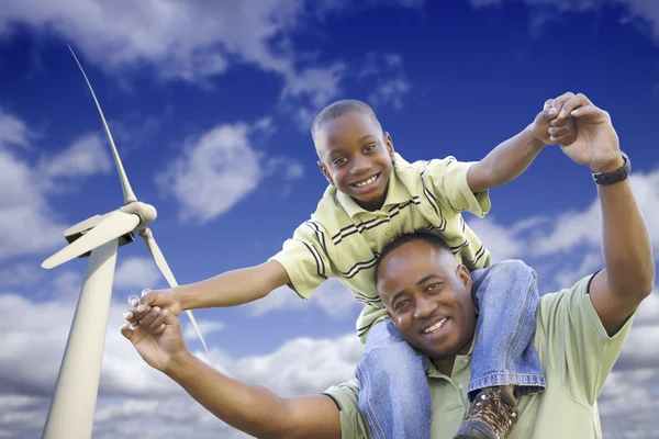 Pai e filho afro-americanos felizes com turbina eólica — Fotografia de Stock