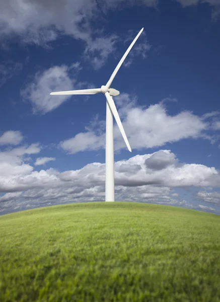 Větrná turbína přes travnaté hřiště, dramatická obloha a mraky — Stock fotografie