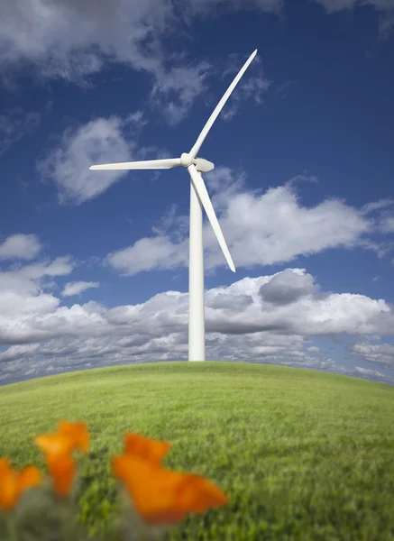 风电机组对戏剧性的天空和加州罂粟花 — 图库照片