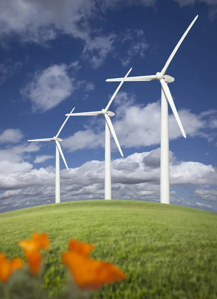 Ветряные турбины против драматического неба и калифорнийского мака — стоковое фото