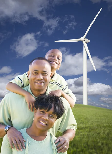 Família afro-americana feliz e turbina eólica — Fotografia de Stock