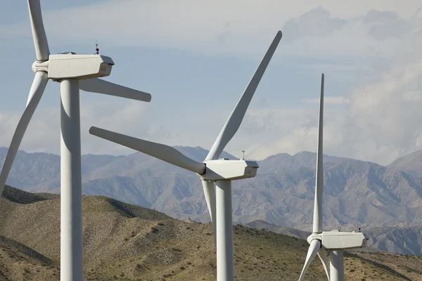 Granja dramática de turbinas eólicas — Foto de Stock