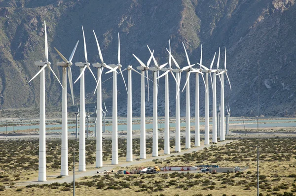Drammatico parco turbine eoliche — Foto Stock