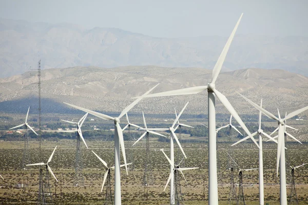 Драматическая ветровая турбина и пустыня — стоковое фото