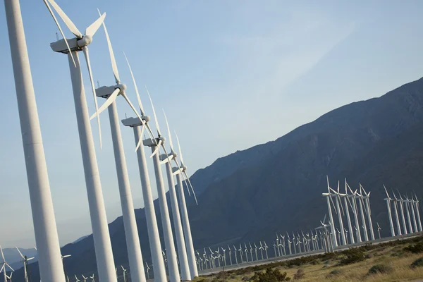 Granja dramática de turbinas eólicas — Foto de Stock