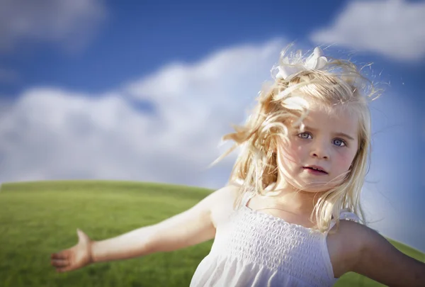 Schattig blauw eyed girl buiten spelen — Stockfoto