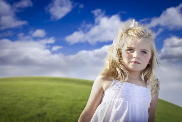 Entzückendes Mädchen mit blauen Augen, das draußen spielt — Stockfoto