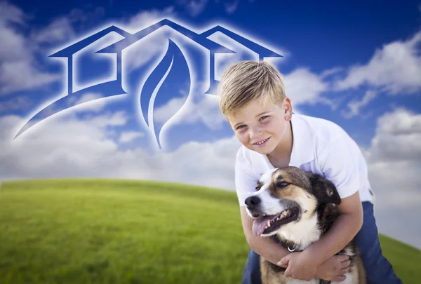 Ragazzo e il suo cane giocare al di fuori con ospitato verde casa grafica — Foto Stock