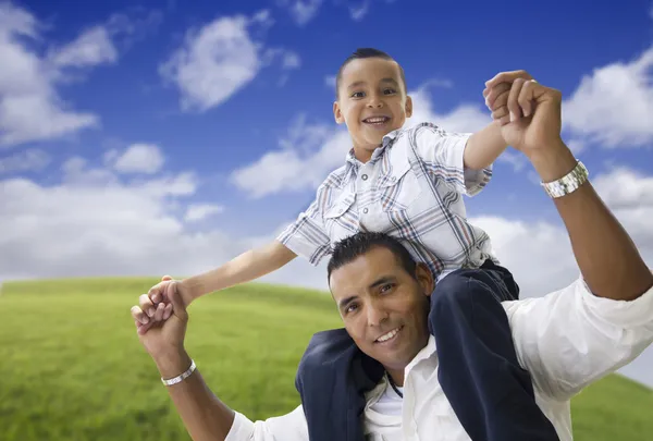 Hispânicos pai e filho se divertindo juntos — Fotografia de Stock