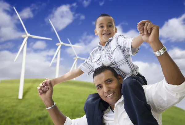 Glücklicher hispanischer Vater und Sohn mit Windkraftanlage — Stockfoto