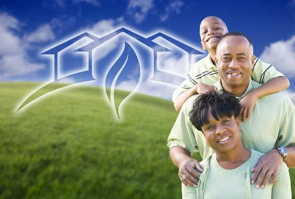 Gelukkige Afro-Amerikaanse familie en groen huis afbeelding in veld — Stockfoto