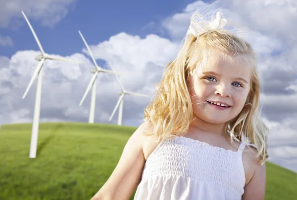 Mooi meisje op wind turbine gebied spelen — Stockfoto