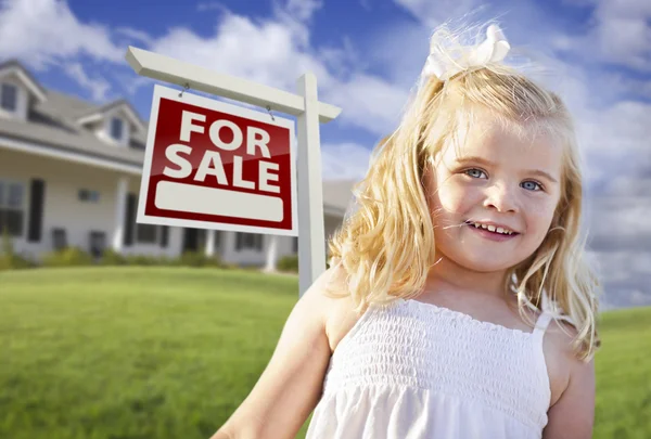 Carino sorridente ragazza in cantiere con in vendita immobiliare segno e casa — Foto Stock