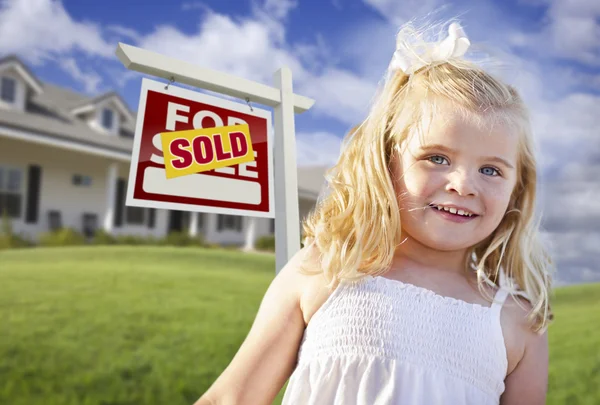 Niedliches Mädchen im Hof mit zum Verkauf stehenden Immobilienschild und Haus — Stockfoto