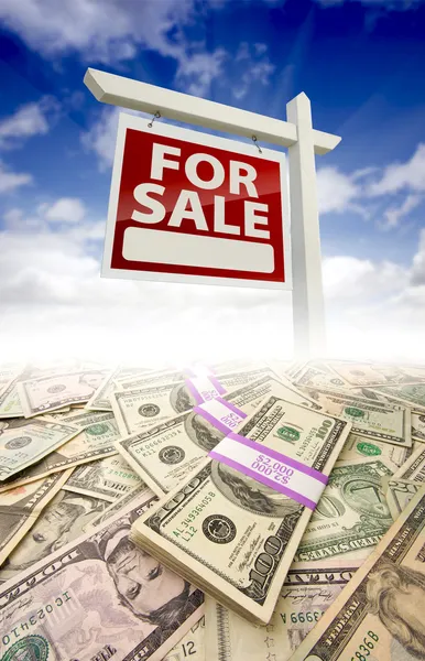 Stosy pieniędzy blaknięcie off i sprzedaż nieruchomości znak — Zdjęcie stockowe