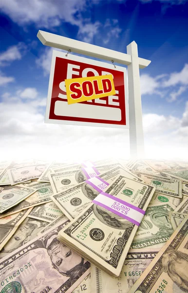 Stosy pieniędzy blaknięcie off i sprzedawanych w celach sprzedaży nieruchomości znak — Zdjęcie stockowe