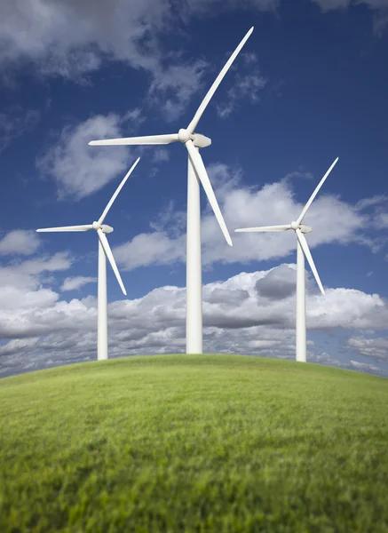 Turbine eoliche sul campo d'erba, cielo drammatico e nuvole — Foto Stock