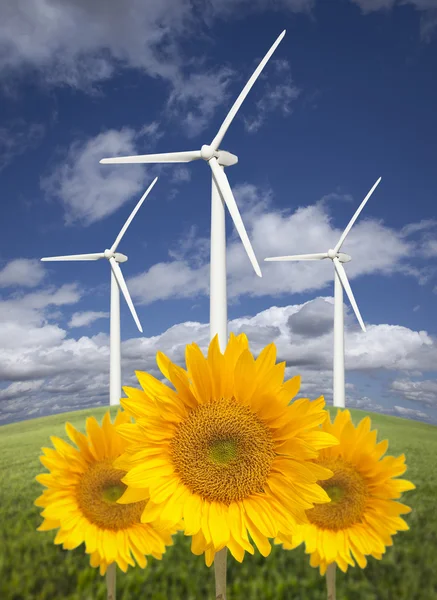 Turbinas eólicas contra el cielo dramático con girasoles brillantes — Foto de Stock