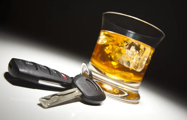 Alcoholische drank en auto sleutels — Stockfoto