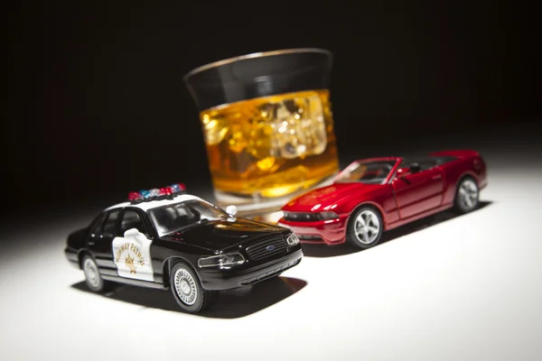 Politie en sportwagen naast alcoholische drank — Stockfoto