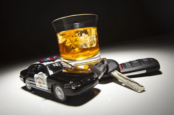 Polizia stradale auto di pattuglia accanto a bevande alcoliche e chiavi — Foto Stock