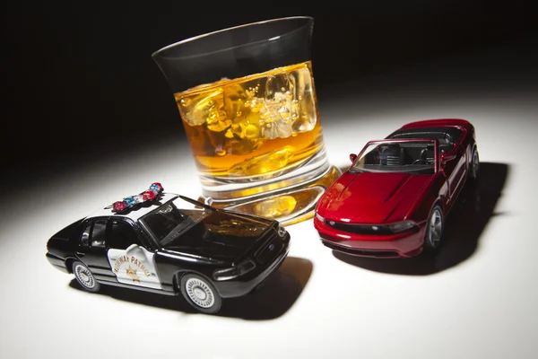 Politie en sportwagen naast alcoholische drank — Stockfoto