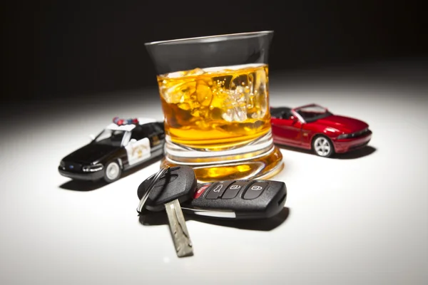 Highway patrol policji i sportowy samochód obok napojów alkoholowych i — Zdjęcie stockowe