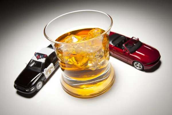 Polizia e auto sportive accanto alla bevanda alcolica con ghiaccio — Foto Stock