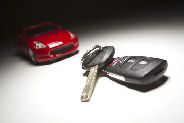 Ключи от автомобиля и спортивный автомобиль — стоковое фото