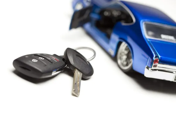 Auto sleutel en sportwagen — Stockfoto