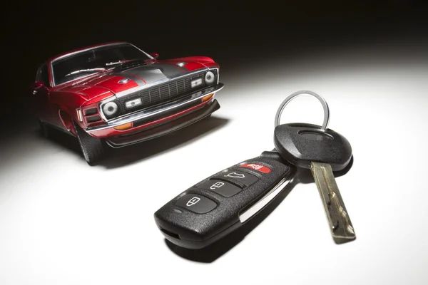 Auto sleutel, afstandsbediening en sportwagen — Stockfoto