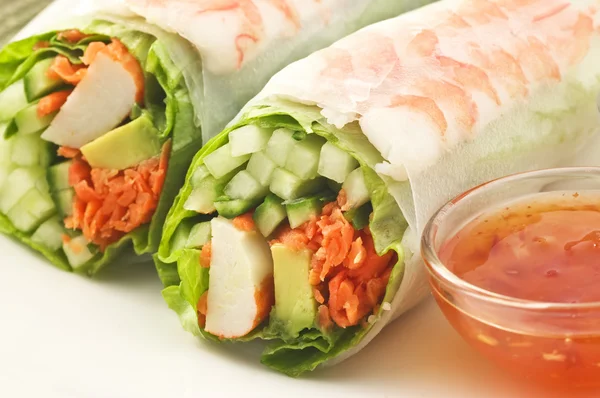 Salade de crevettes sushi roll — Photo