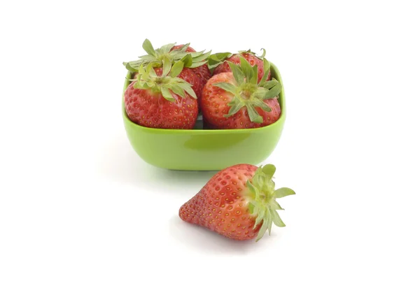 Fresas en plato verde —  Fotos de Stock