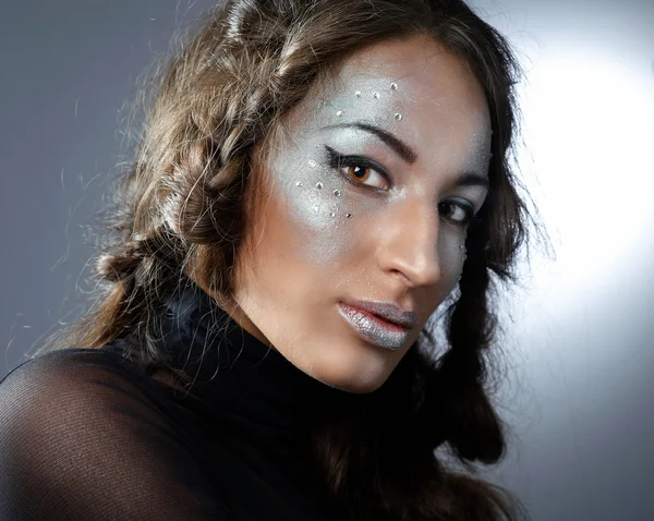 Портрет красивой молодой женщины с гламурным макияжем — стоковое фото