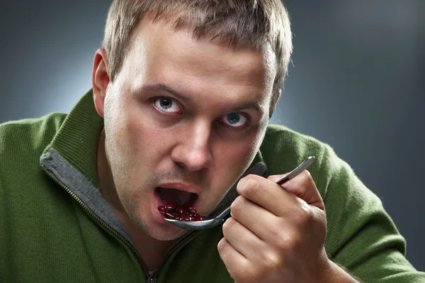 Retrato de homem faminto comendo feijão — Fotografia de Stock