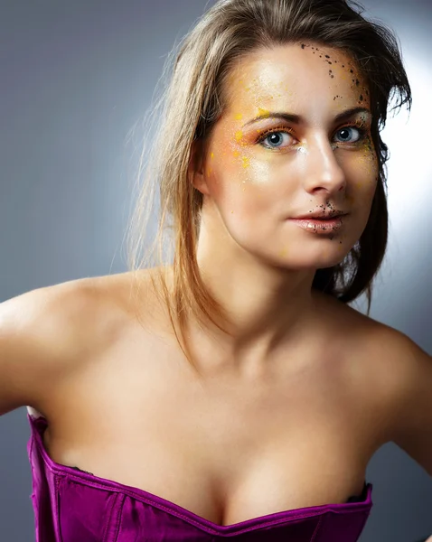 Πορτρέτο του όμορφη νεαρή γυναίκα με αίγλη μακιγιάζ — Φωτογραφία Αρχείου