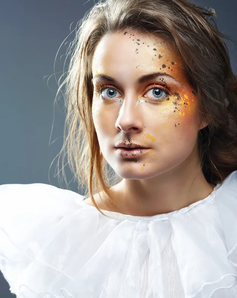 Porträt einer schönen jungen Frau mit Glamour-Make-up — Stockfoto